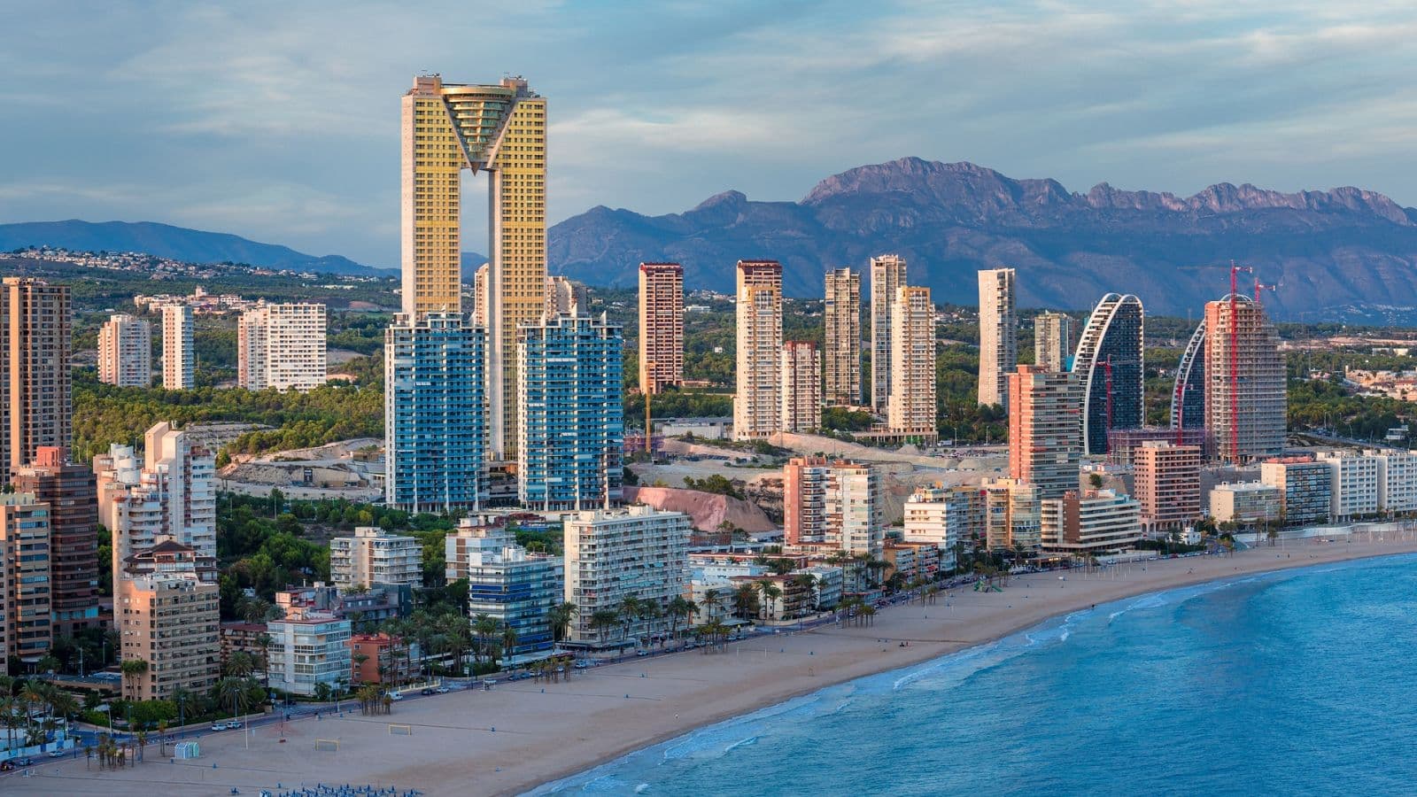Vista panorámica del skyline de Benidorm y la playa mediterránea